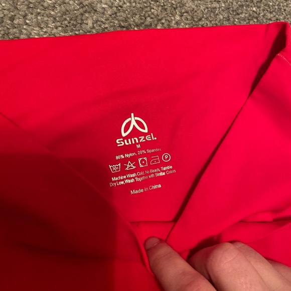 Sunzel Flare Leggings, Crossover Yoga Pants w/ Tummy Control, High-Waisted red - Picture 3 of 4